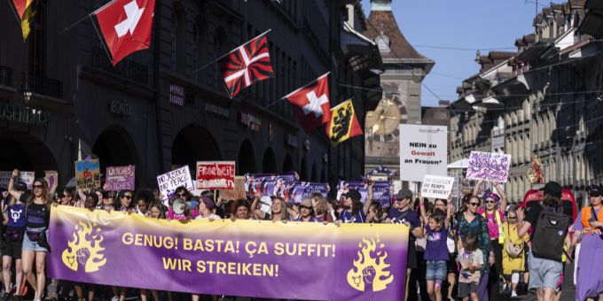 Am Samstagnachmittag, 14. Juni 2025, nahmen weit über zehntausend Personen am bewilligten Demonstrationsumzug teil. Demo