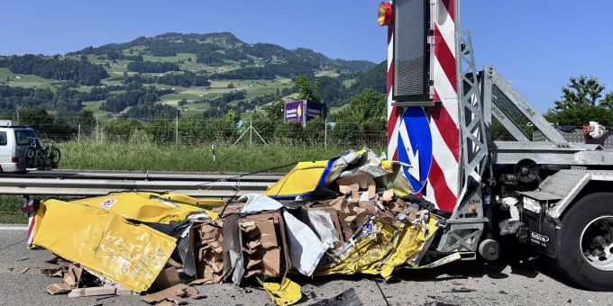 Auf der A3 in Berschis prallte ein Autofahrer in einen Anpralldämpfer. Anpralldämpfer kollision