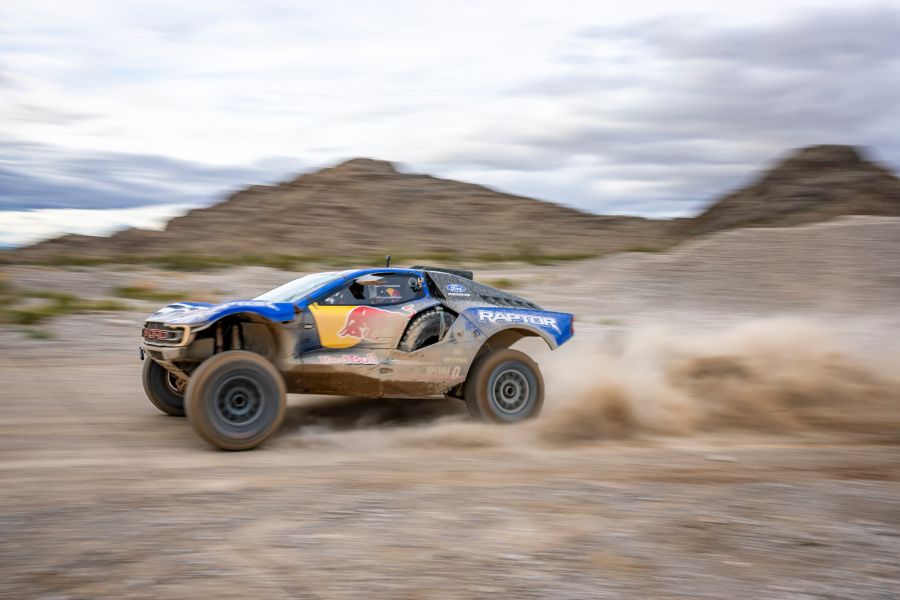 Isack Hadjar (Red Bull Racing) am Steuer des Dakar-Renners von Ford.