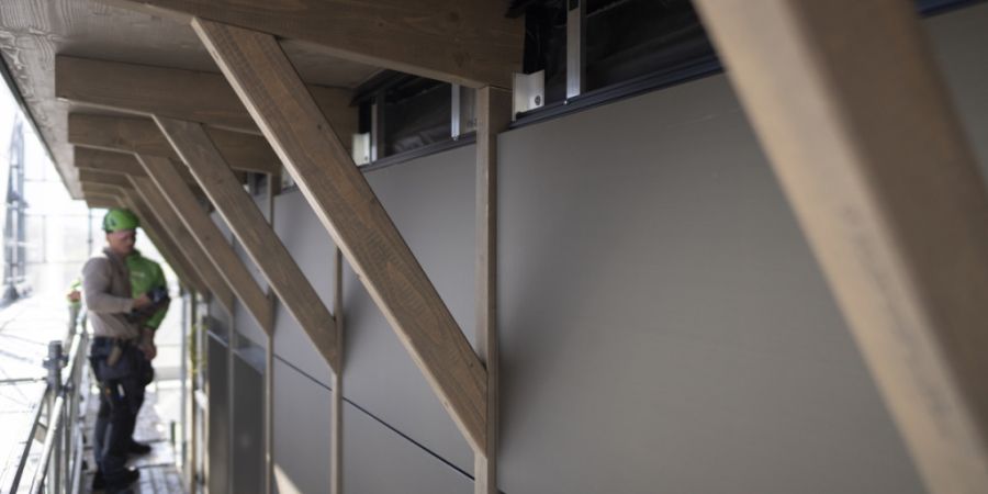 PV-Anlagen an Fassaden sind besser auf die Sonneneinstrahlung im Winter ausgerichtet als solche auf Dächern. (Symbolbild)