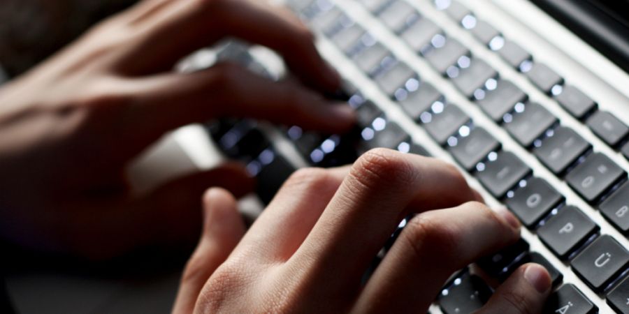 Künstliche Intelligenz ist zum Geschäftsrisiko geworden - nicht nur als Werkzeug krimineller Hacker. (Archivbild)