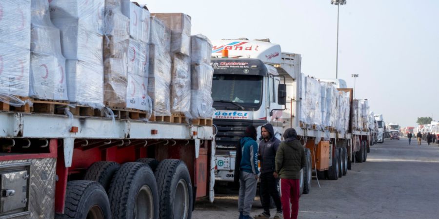 Lastwagen stehen am ägyptischen Tor des Grenzübergangs Rafah an, um von den israelischen Behörden kontrolliert zu werden, bevor sie in den Gazastreifen fahren. Foto: Mohammed Arafat/...