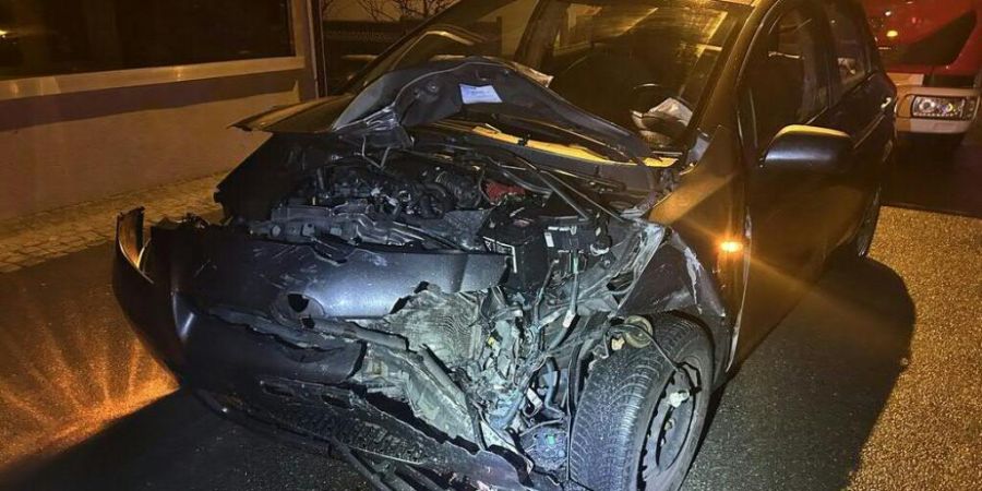 Viel Blechschaden ist bei einer Frontalkollision in Sarmenstorf AG entstanden. Beide Lenker erlitten Verletzungen.