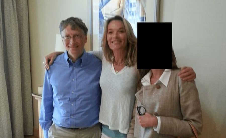 Ein weiteres Foto aus den Epstein-Files, das Bill Gates mit Frauen zeigt.