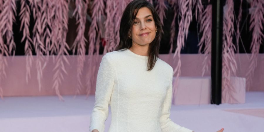 Ich Leben sei mehr als Glamour, schreibt Charlotte Casiraghi, Nichte des Fürsten von Monaco, in einem Buch.