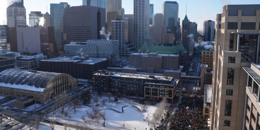 ARCHIV - Demonstranten marschieren in der Innenstadt von Minneapolis die Straße entlang. Foto: Abbie Parr/AP/dpa