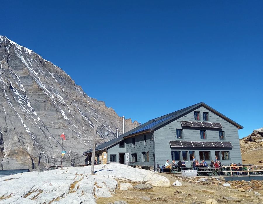 Die Lötschenpasshütte in den Berner Alpen führt ab Sommer eine Anzahlungspflicht ein.