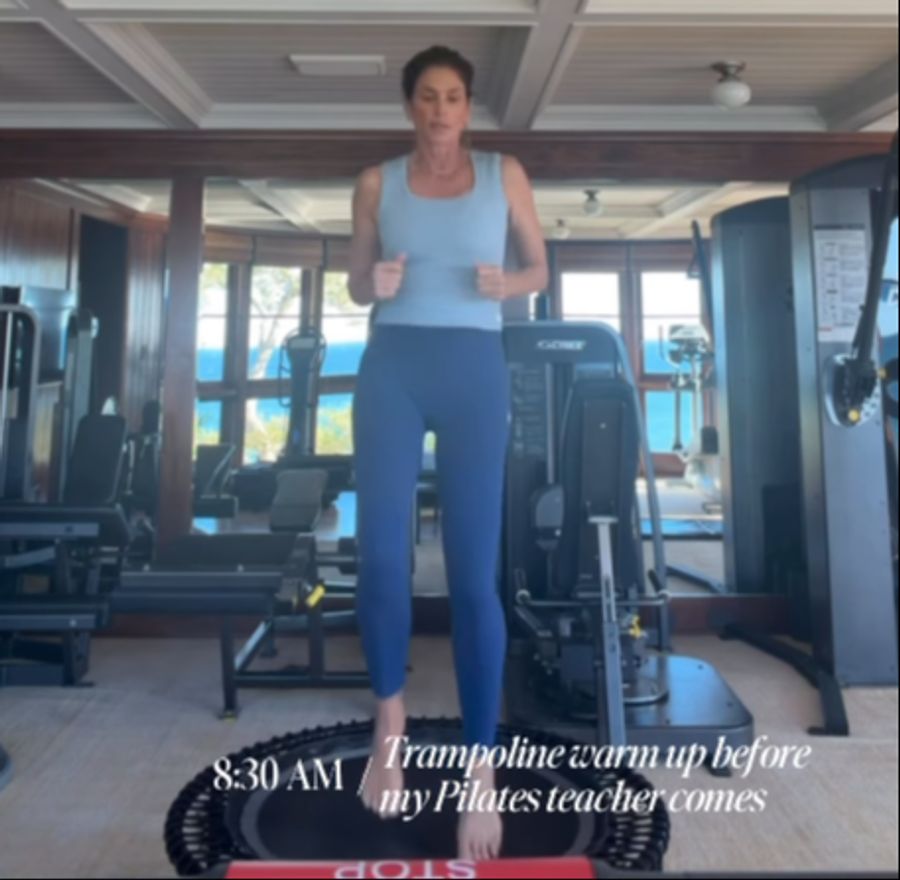 Nach 8 Uhr hält sich die 60-Jährige unter anderem mit Trampolinspringen fit.