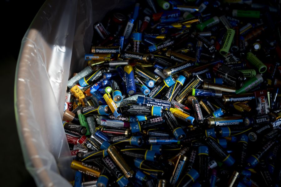 Die Müllabfuhr entdeckt 23 Batterien und stellt ihr daraufhin eine Rechnung zu.
