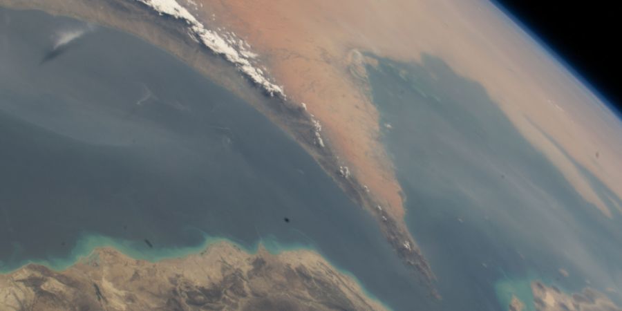 HANDOUT - Die von der Nasa erstellte Satellitenaufnahme zeigt die Straße von Hormus, die den Golf von Oman (l) mit dem Persischen Golf (r) verbindet. Foto: -/Nasa/dpa - ACHTUNG: Nur zu...