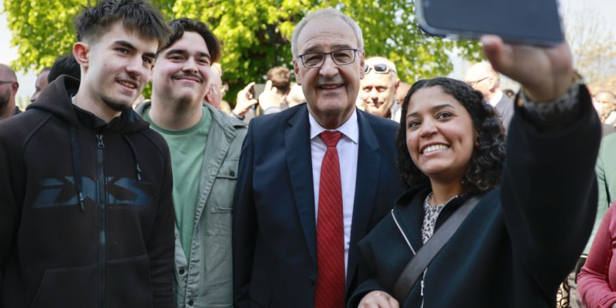 Bundespräsident Guy Parmelin (Mitte) mischte sich in Estavayer-le-Lac unter das Volk.