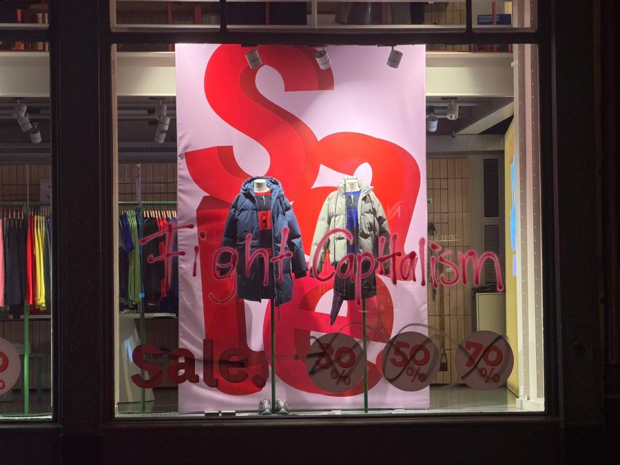 Zahlreiche Schaufenster wurden mit antikapitalistischen Parolen beschmiert.