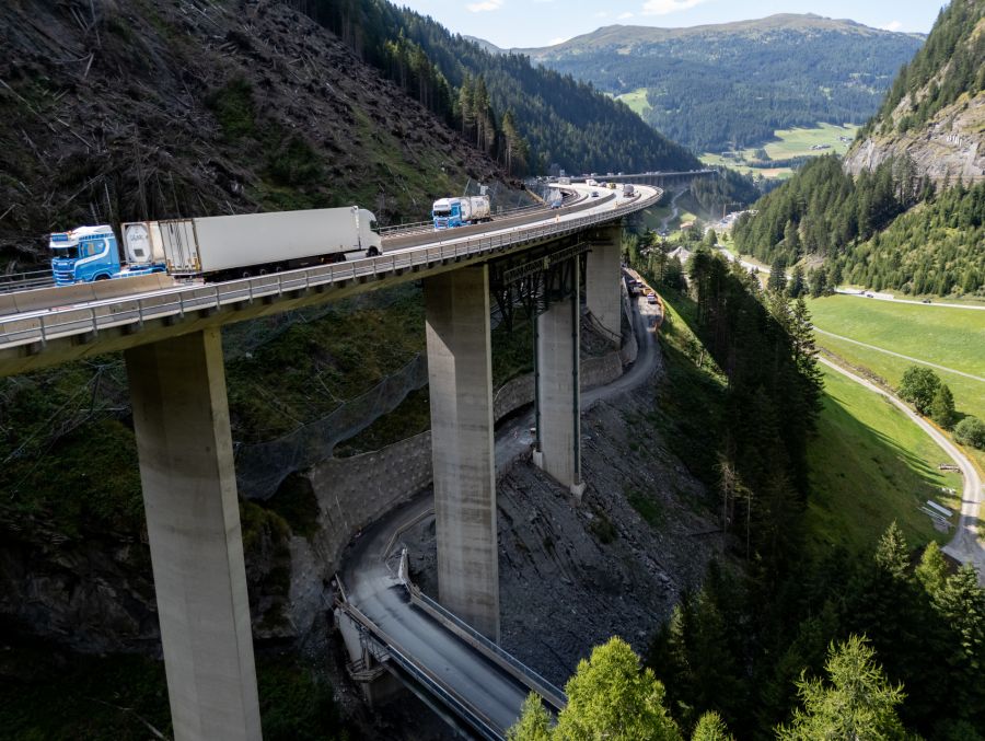 Jährlich passieren rund 14 Millionen Fahrzeuge die Strasse.