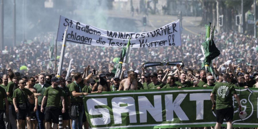 Fans des FC St. Gallen am 15. Mai 2022 auf dem Weg zum Cupfinal im Stadion Wankdorf in Bern. Das Spiel gewann der FC Lugano mit 4:1. (Archivbild)