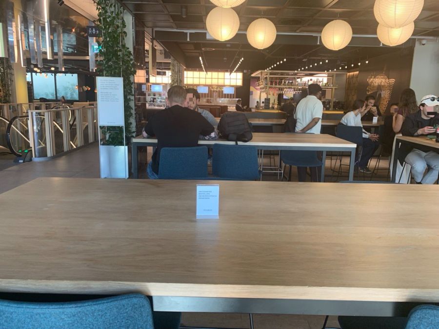 «Im Rahmen der Neuausrichtung des Food Courts seit Herbst letzten Jahres wurde bewusst auf Zuschläge verzichtet», teilt die Warenhauskette mit.
