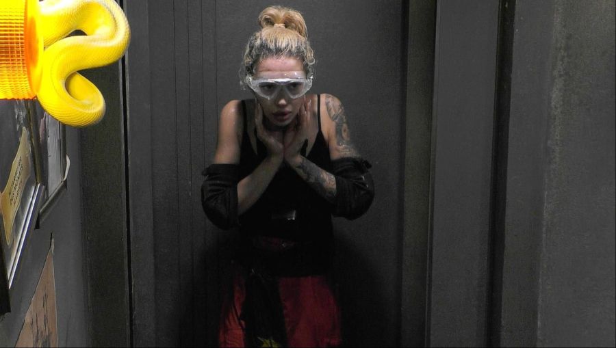 Sie wird als berechnend, streitsüchtig und egozentrisch bezeichnet.