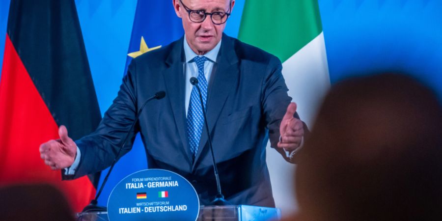 Bundeskanzler Friedrich Merz (CDU) spricht in der italienischen Hauptstadt. Foto: Michael Kappeler/dpa