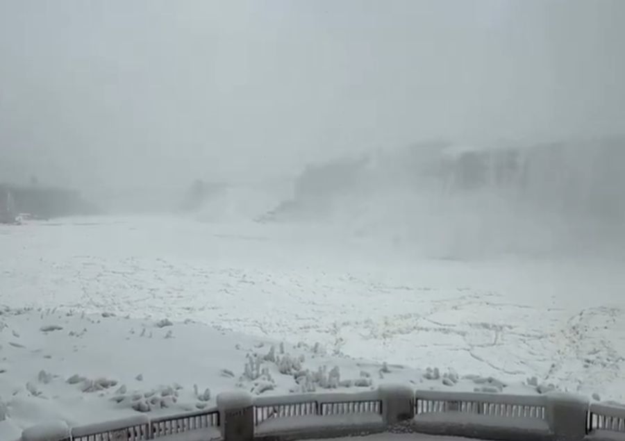 Das Wasser rund um die Wasserfälle ist gefroren.