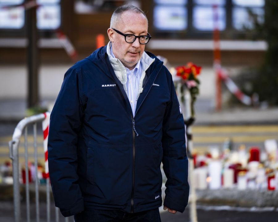 Nun tritt er in allen damit verbundenen Dossiers mit sofortiger Wirkung zurück.