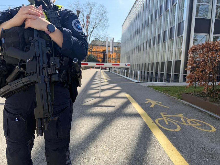 An der Bellerivestrasse in Zürich läuft ein Polizei-Grosseinsatz.