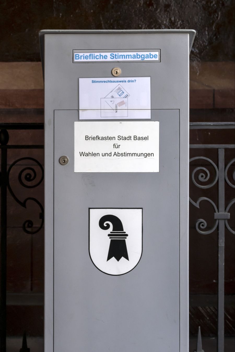 Die im Elsass lebende Auslandsschweizerin Christine D'Souza will deswegen rechtliche Schritte einleiten. (Symbolbild)