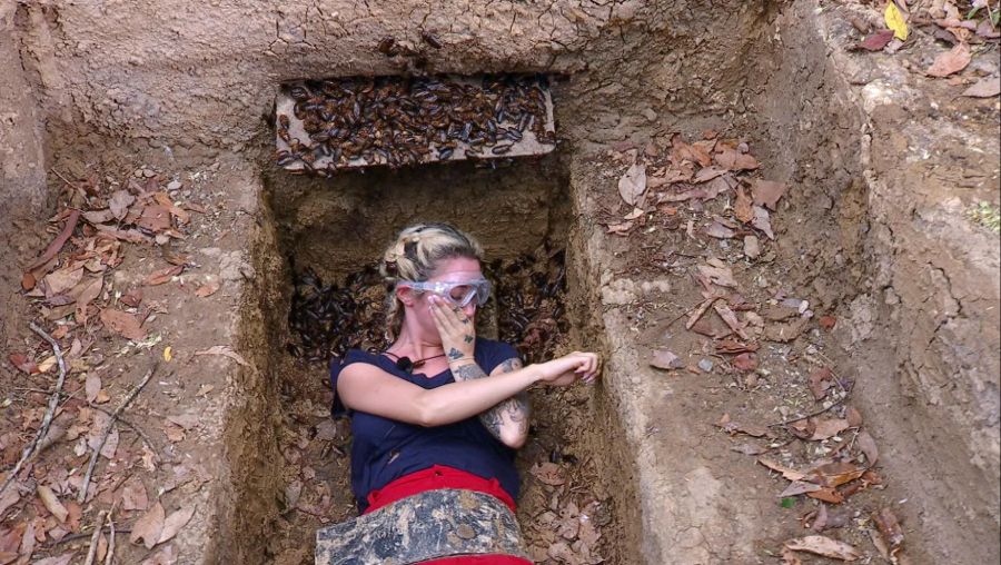 Weil sie soviel schreit, versucht Ariel in der Grube Nase und Mund zu schützen. Doch es dauert nicht lange und sie bricht ab.