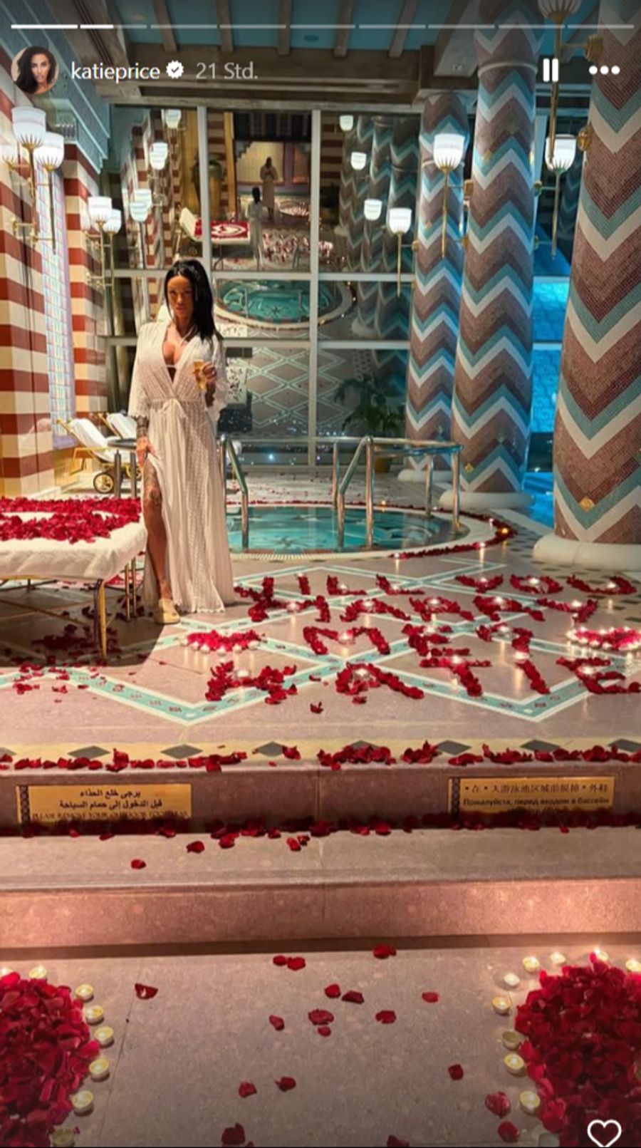 Ein Meer aus Rosen: In den Dubai-Ferien machte Lee Andrews Katie Price einen romantischen Antrag.