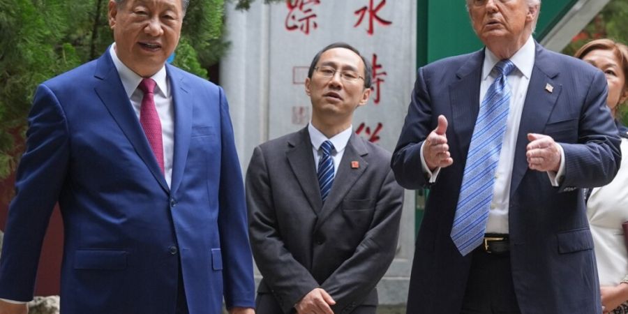 US-Präsident Donald Trump geht mit Chinas Präsident Xi Jinping auf dem Gelände des Zhongnanhai Gebäudekomplexes. Foto: Mark Schiefelbein/AP Pool/AP/dpa