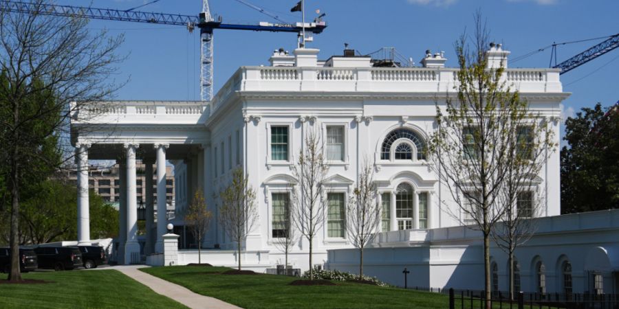 Kräne, die für den Bau des neuen Ballsaals im Weißen Haus eingesetzt werden, sind zu sehen. Foto: Julia Demaree Nikhinson/AP/dpa
