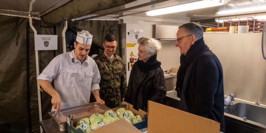 Besuch in der Armee-Küche: Regierungsrätin Carmen Walker Späh (FDP) und Sicherheitsdirektor Mario Fehr (parteilos) am diesjährigen WEF.