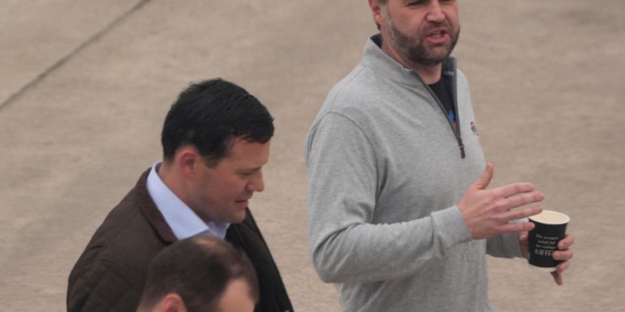 dpatopbilder - Vizepräsident J.D. Vance auf dem Rollfeld während eines geplanten Tankstopps auf der Air Base Ramstein in Deutschland nach der Teilnahme an Gesprächen über den Iran. ...