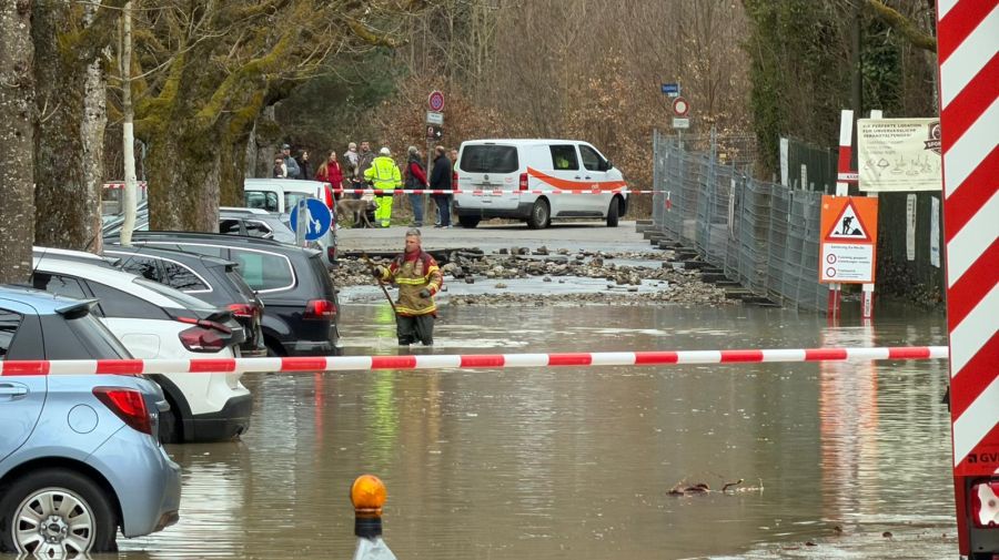 Die Feuerwehr ist vor Ort.