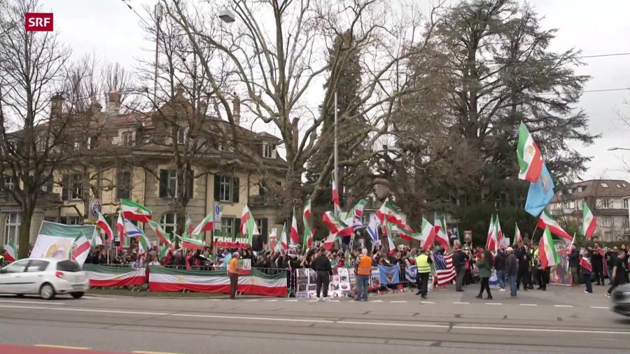 Exil-Iranerinnen und -Iraner demonstrieren regelmässig vor der iranischen Botschaft in Bern gegen das Regime in Teheran.