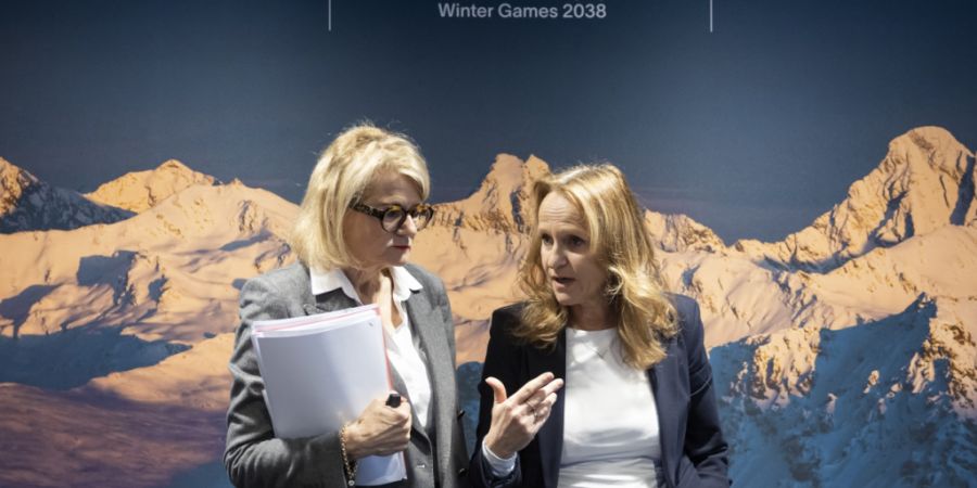Die beiden Co-Präsidentinnen des Vereins Switzerland 2038, Ruth Wipfli Steinegger (links) und Lenka Kölliker (rechts) diskutieren  am Ende einer Medienkonferenz des Vereins Switzerlan...