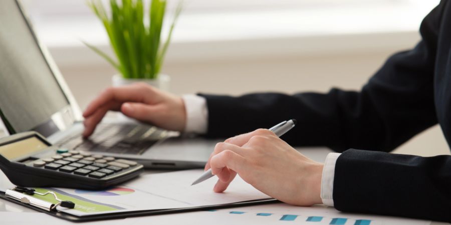 Hände Finanzen Verwaltung Gemeinde