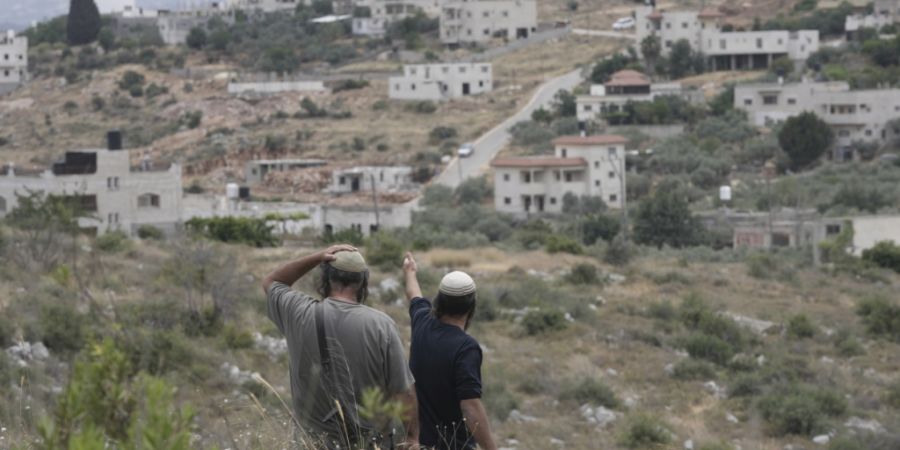 ARCHIV - Israelische Siedler im Westjordanland. Foto: Maya Alleruzzo/AP/dpa