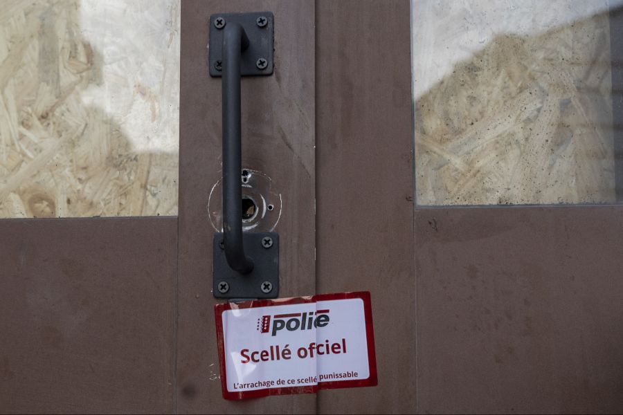 Wie die Tür der Katastrophenbar «Le Constellation» jetzt, soll eine Servicetür im hinteren Bereich der Bar während des Brandes geschlossen gewesen sein. (Symbolbild)