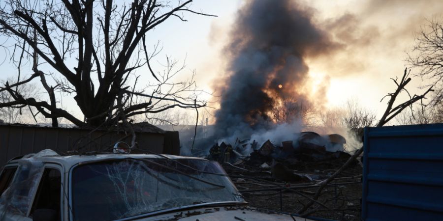 Ein Privathaus brennt nach einem russischen Lenkbombenangriff. Foto: Kateryna Klochko/AP/dpa