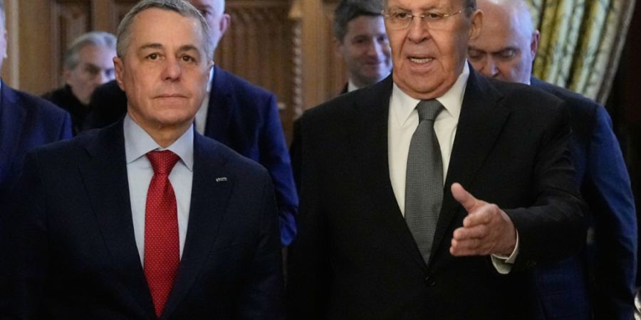 Bundesrat Ignazio Cassis (links) ist als OSZE-Vorsitzender für ein Gespräch mit dem russischen Aussenminister Sergej Lawrow (rechts) nach Moskau gereist.