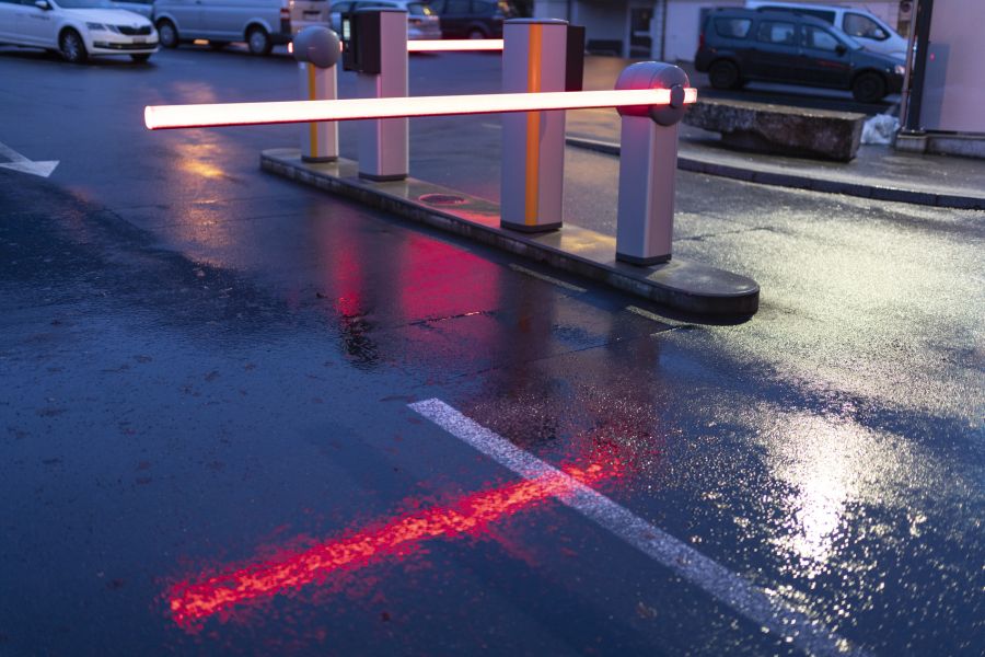 Viele Parkhäuser in der Schweiz ersetzen Schranken und Parktickets durch automatische Kennzeichenerkennungssysteme. (Symbolbild)