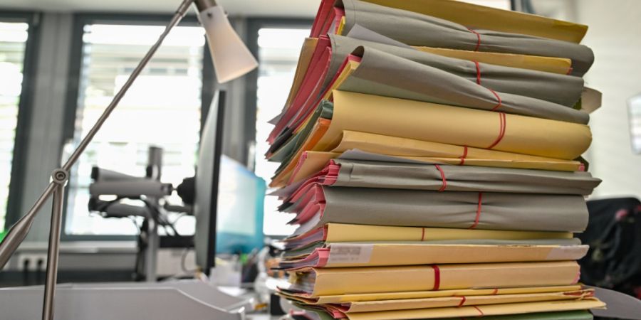 Keine Aktenberge mehr in der Verwaltung des Kantons St. Gallen: Sämtliche Verfahren werden künftig digital durchgeführt. (Archivbild)