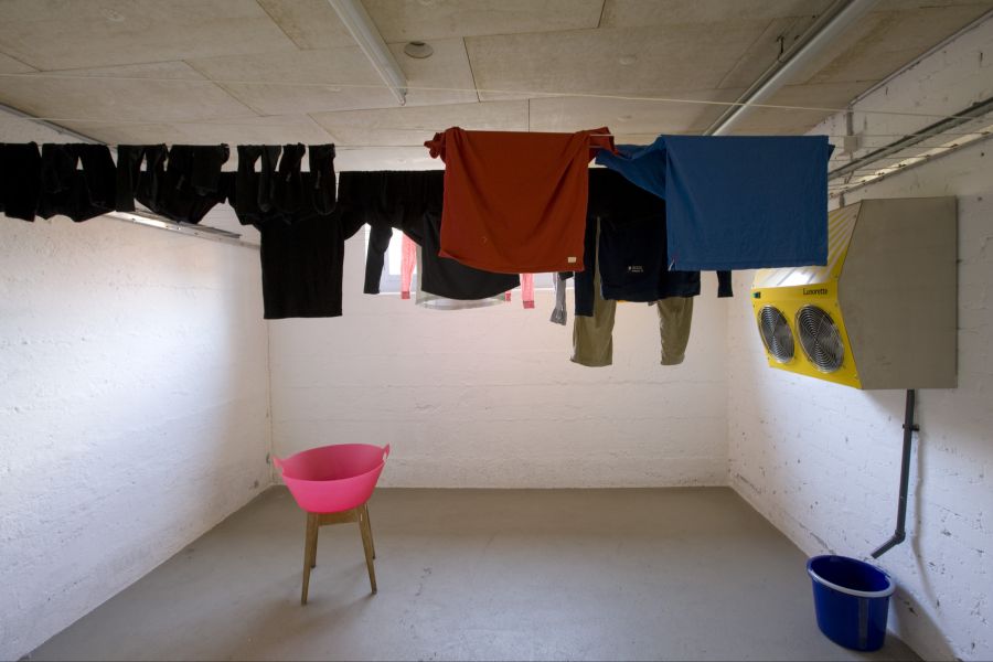 In der Waschküche findet sie plötzlich Drogenutensilien. Löffel, Alufolie und «weisses Pulver liegen dort.