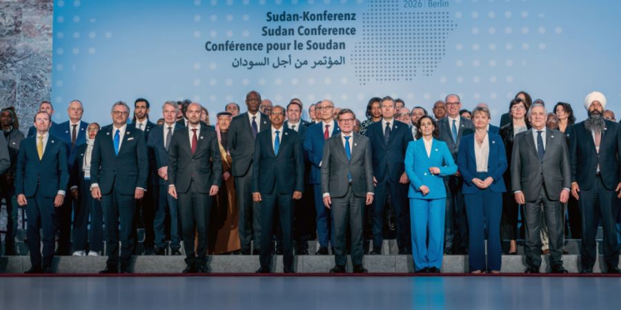 Die Teilnehmer und Teilnehmerinnen der Internationalen Sudan-Konferenz stehen beim Familienfoto im Auswärtigen Amt. Foto: Michael Kappeler/dpa