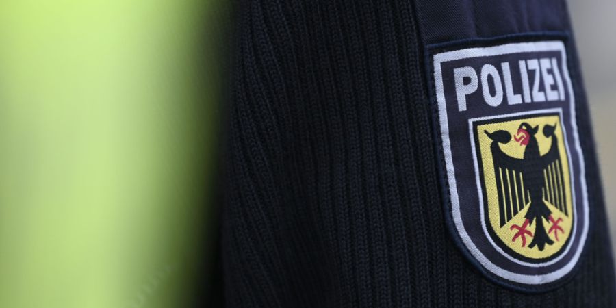 ARCHIV - Blick auf das Wappen der Bundespolizei auf einem Ärmel einer Uniform. Foto: Katharina Kausche/dpa