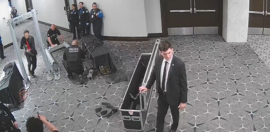 Kurz darauf rennt Tomas bewaffnet durch den Metalldetektor.