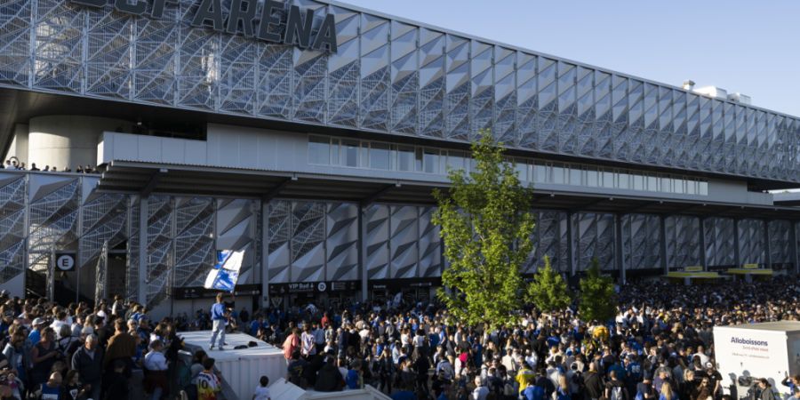Vor dem und im Freiburger Eishockeystadion haben sich am Donnerstagabend mehrere Tausend Personen versammelt.