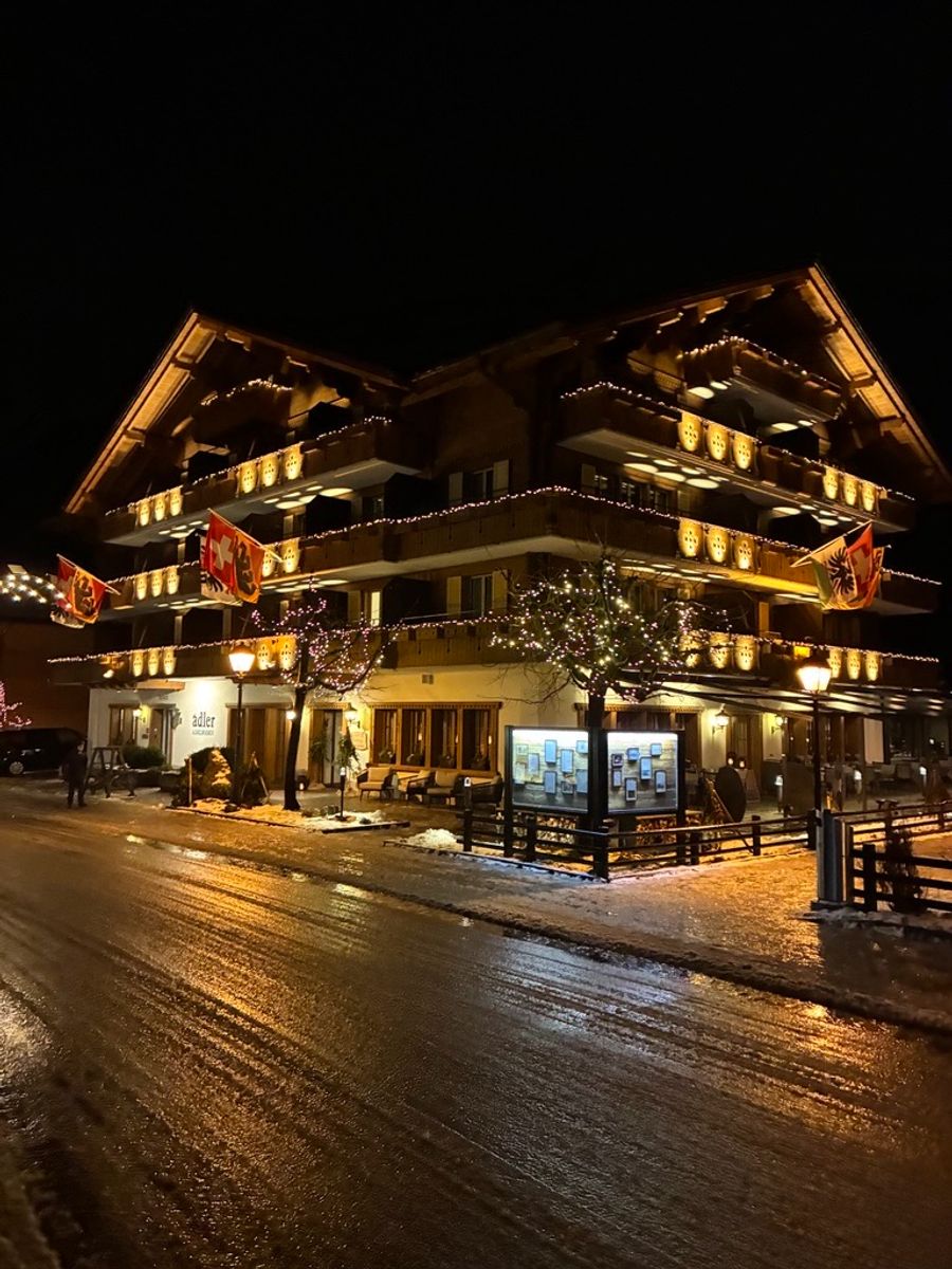Die Seitenansicht des Hotels Adler in Adelboden.