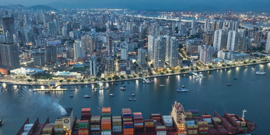 Die neue Freihandelszone mit mehr als 700 Millionen Einwohnern wird nach Angaben der EU-Kommission die weltweit grösste dieser Art sein: Ein Containerschiff nähert sich dem Hafen von ...