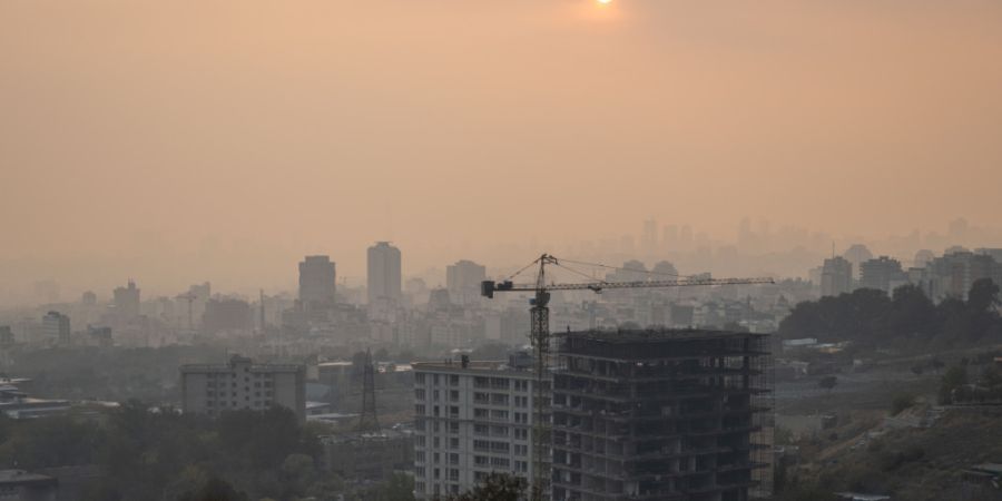 ARCHIV - Dichter Smog hängt über der iranischen Hauptstadt. Foto: Arne Immanuel Bänsch/dpa