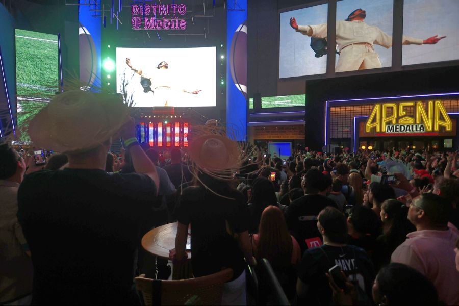 Auch politische Akzente fehlten nicht. Mit dem Song «Lo que pasó con Hawaii» thematisierte Bad Bunny Gentrifizierung und kulturelle Verdrängung.